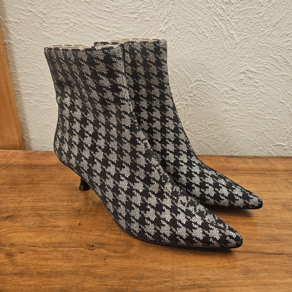 Betsey Johnson Parkker Pointed Toe Kitten Heel Booties Metallic Black Silver 6M